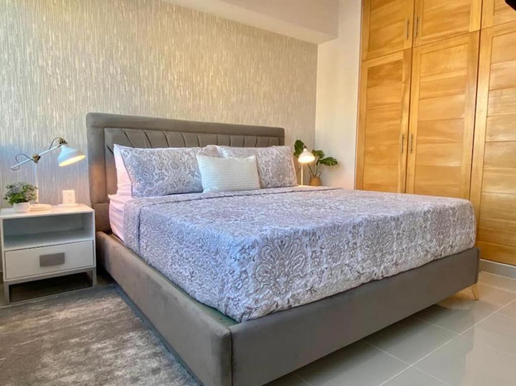 Postel nebo postele na pokoji v ubytování Cozy City Center Condo Full AC