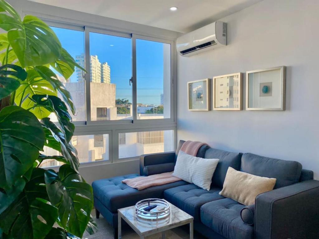 Posezení v ubytování Cozy City Center Condo Full AC