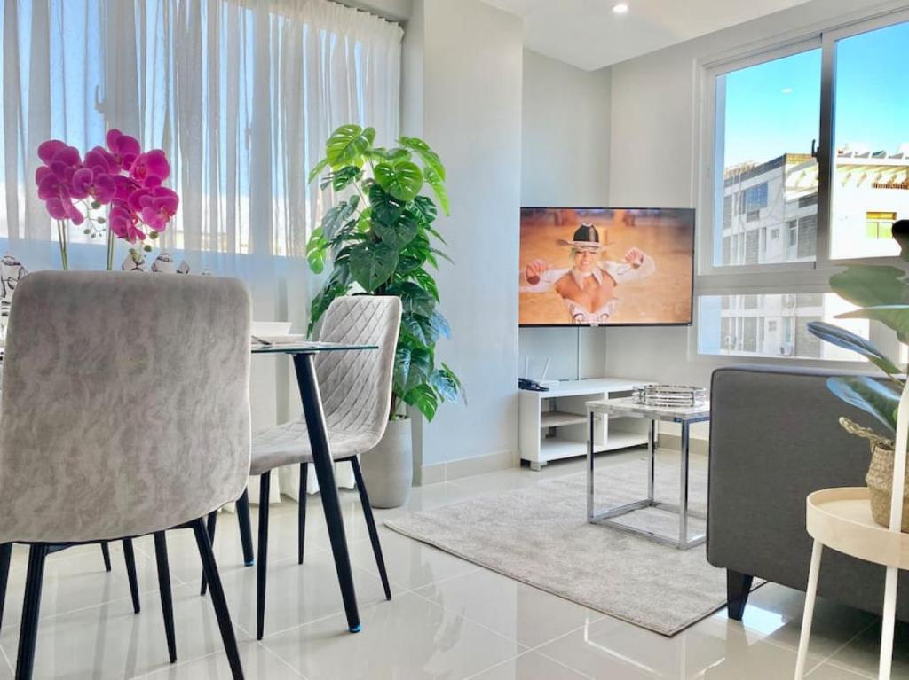 TV a/nebo společenská místnost v ubytování Cozy City Center Condo Full AC