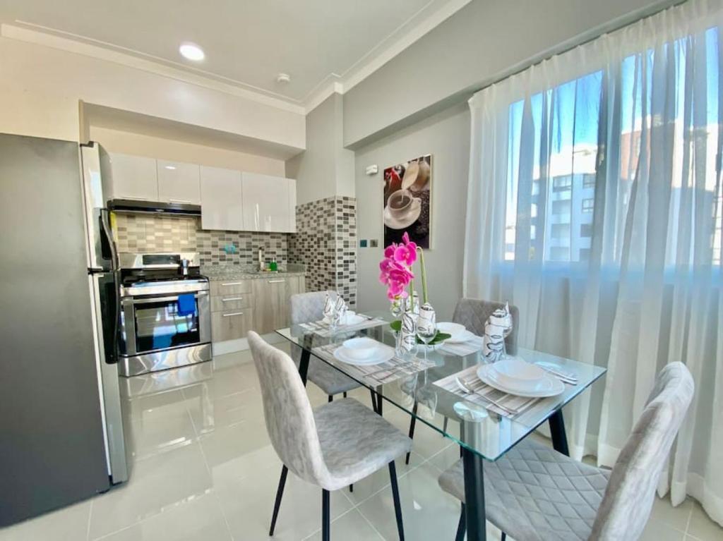 Kuchyň nebo kuchyňský kout v ubytování Cozy City Center Condo Full AC