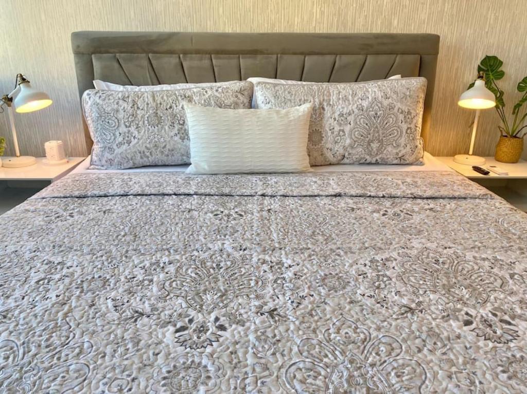 Postel nebo postele na pokoji v ubytování Cozy City Center Condo Full AC