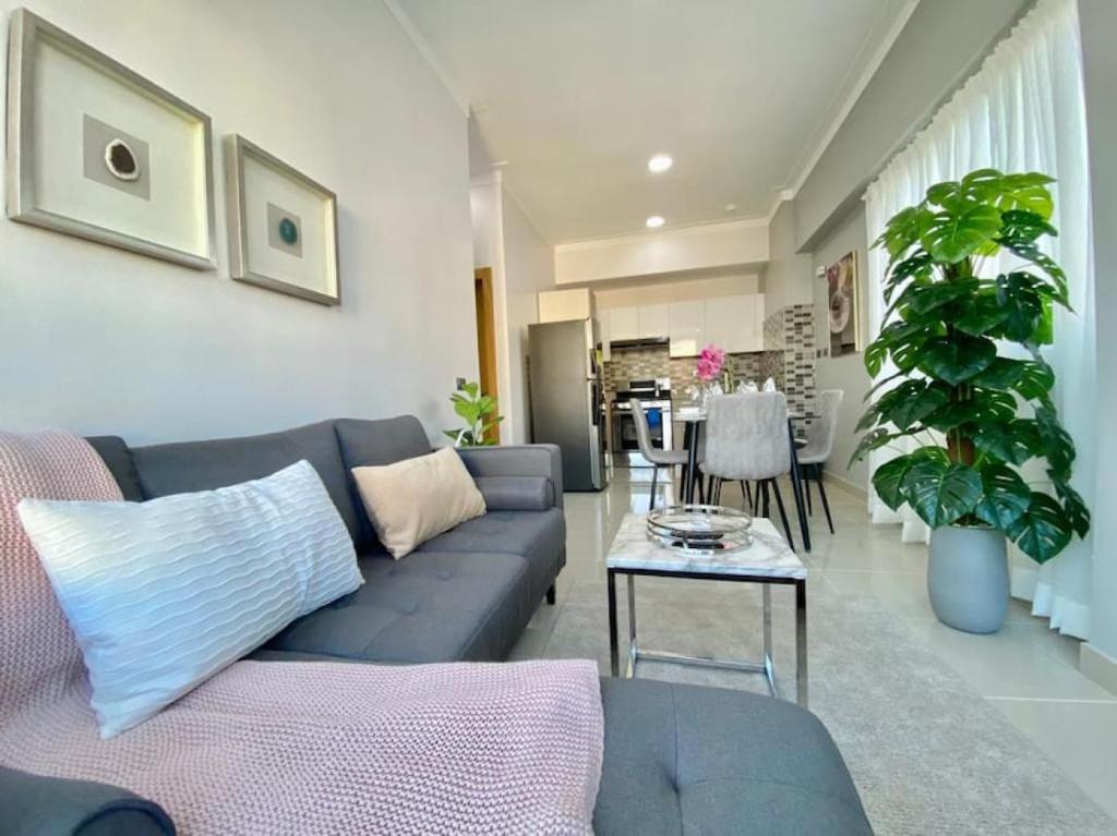 Posezení v ubytování Cozy City Center Condo Full AC