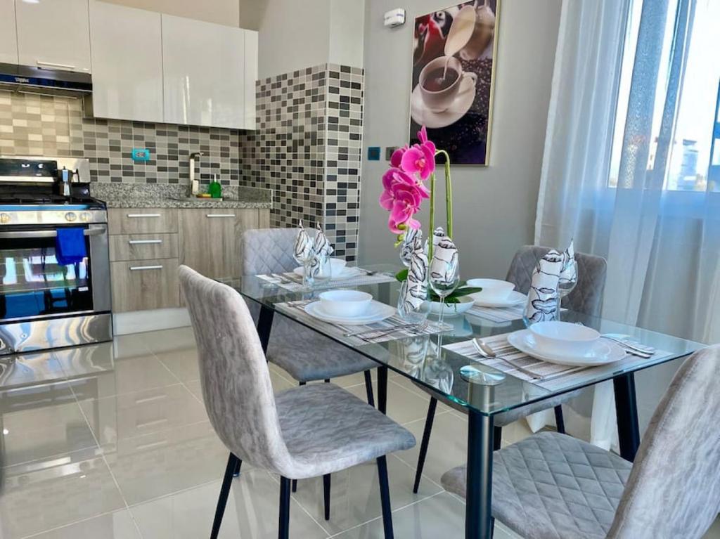 Kuchyň nebo kuchyňský kout v ubytování Cozy City Center Condo Full AC