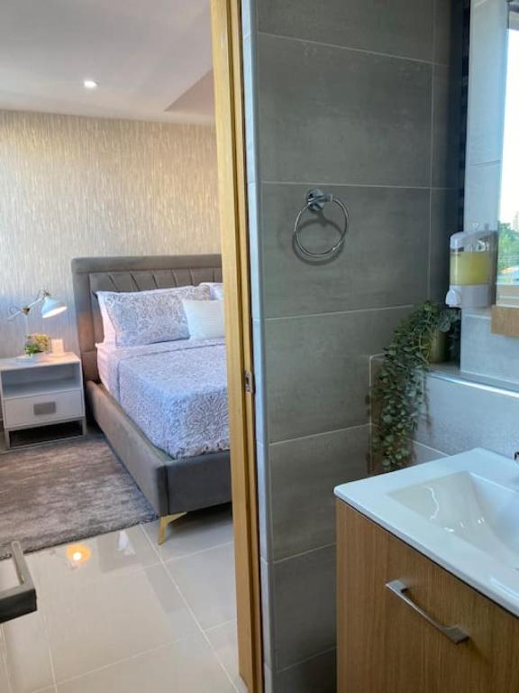 Postel nebo postele na pokoji v ubytování Cozy City Center Condo Full AC