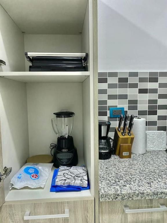 Kuchyň nebo kuchyňský kout v ubytování Cozy City Center Condo Full AC
