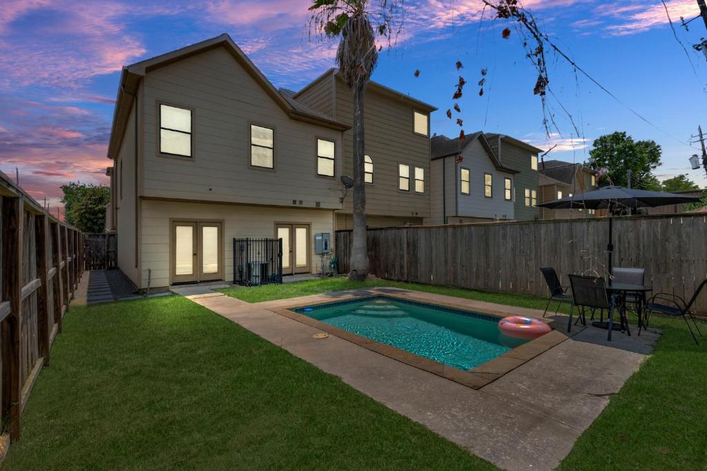 Vacation Home Lavish Townhome with Private Pool Galleria Area, Houston