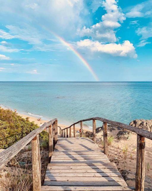 tęcza nad plażą z drewnianym mostem w obiekcie CASA DEL VINCE w mieście Torre Ovo
