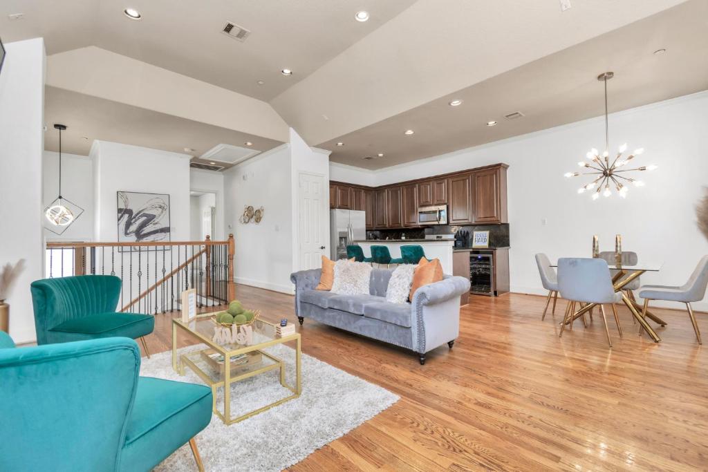 Lavish Townhome with Private Pool Galleria Area, Houston Updated