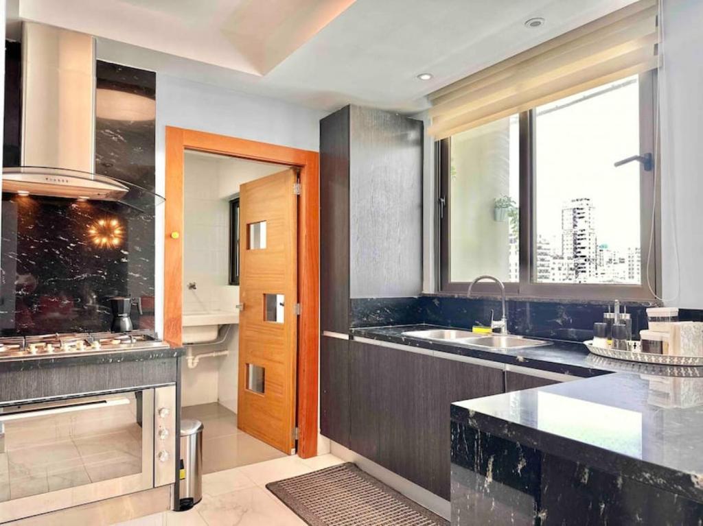 Kuchyň nebo kuchyňský kout v ubytování Upscale Centric Apt Near All