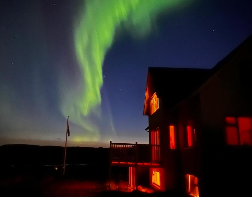 an image of a building with the aurora in the sky at Mengi Countryside in Kjarnholt