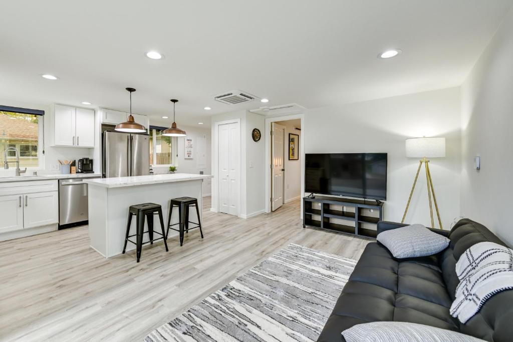 Central Getaway 3 Mi to Downtown!, (updated prices 2024)