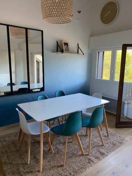 une salle à manger avec une table et des chaises dans l'établissement Séjour idyllique, à Annecy