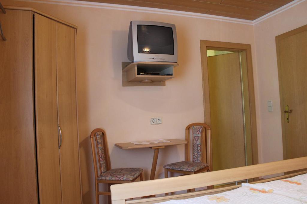 TV a/nebo společenská místnost v ubytování Gasthof Pension Jägerwirt