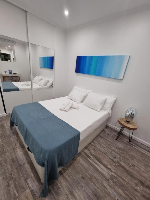 1 dormitorio con 1 cama grande y espejo en Near Monsanto W/ Barbecue en Lisboa