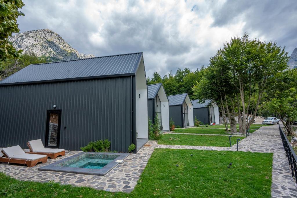 una casa con piscina en un patio en North Alpine Villas en Bogë