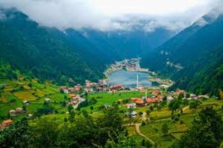 una ciudad en un valle con un lago y montañas en Trabzon Karadeniz Uzungol, en Bodrum City
