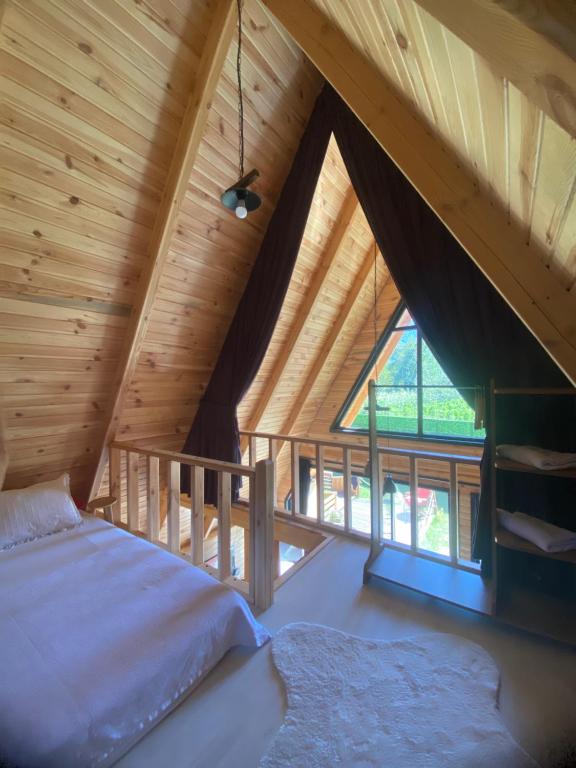 Un pat sau paturi într-o cameră la Sıcak havuzlu dağ evi