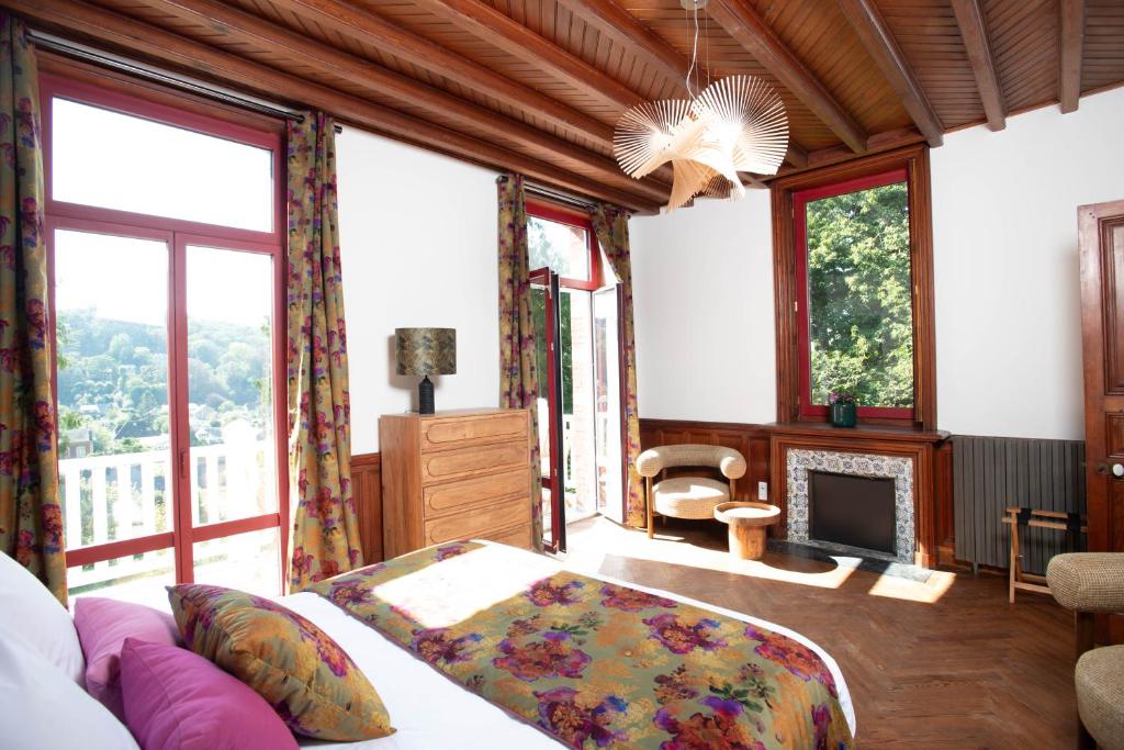 ein Wohnzimmer mit einem Sofa und einem Kamin in der Unterkunft Villa Eliane - parking privé in Étretat