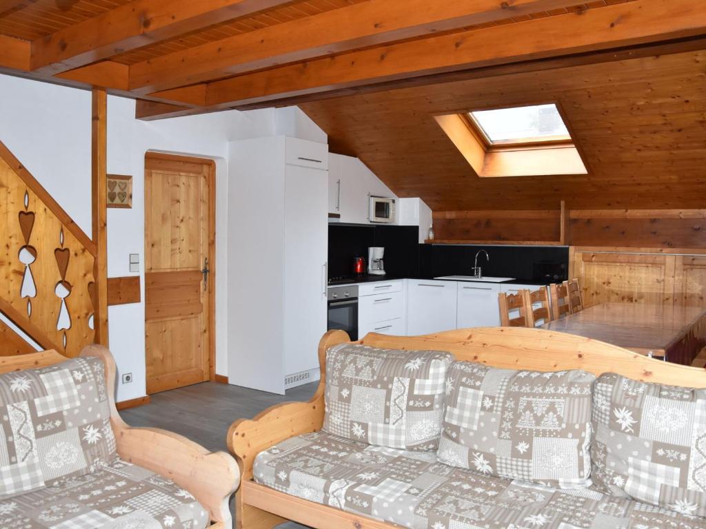 シャンパニー・アン・ヴァノワーズにあるAppartement Champagny-en-Vanoise, 5 pièces, 10 personnes - FR-1-464-38のリビングルーム(ソファ、テーブル付)