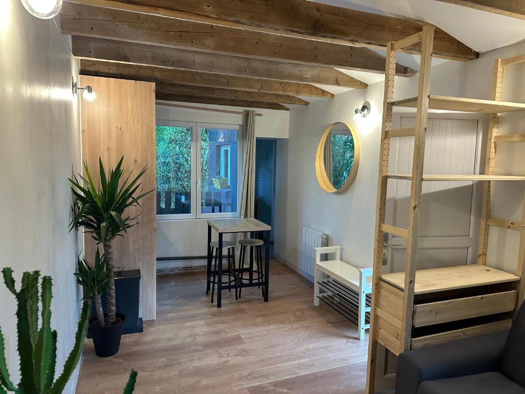 Zimmer mit einem Hochbett, einem Schreibtisch und einem Tisch in der Unterkunft Studio indépendant jardin avec piscine privatisée in Brétigny-sur-Orge