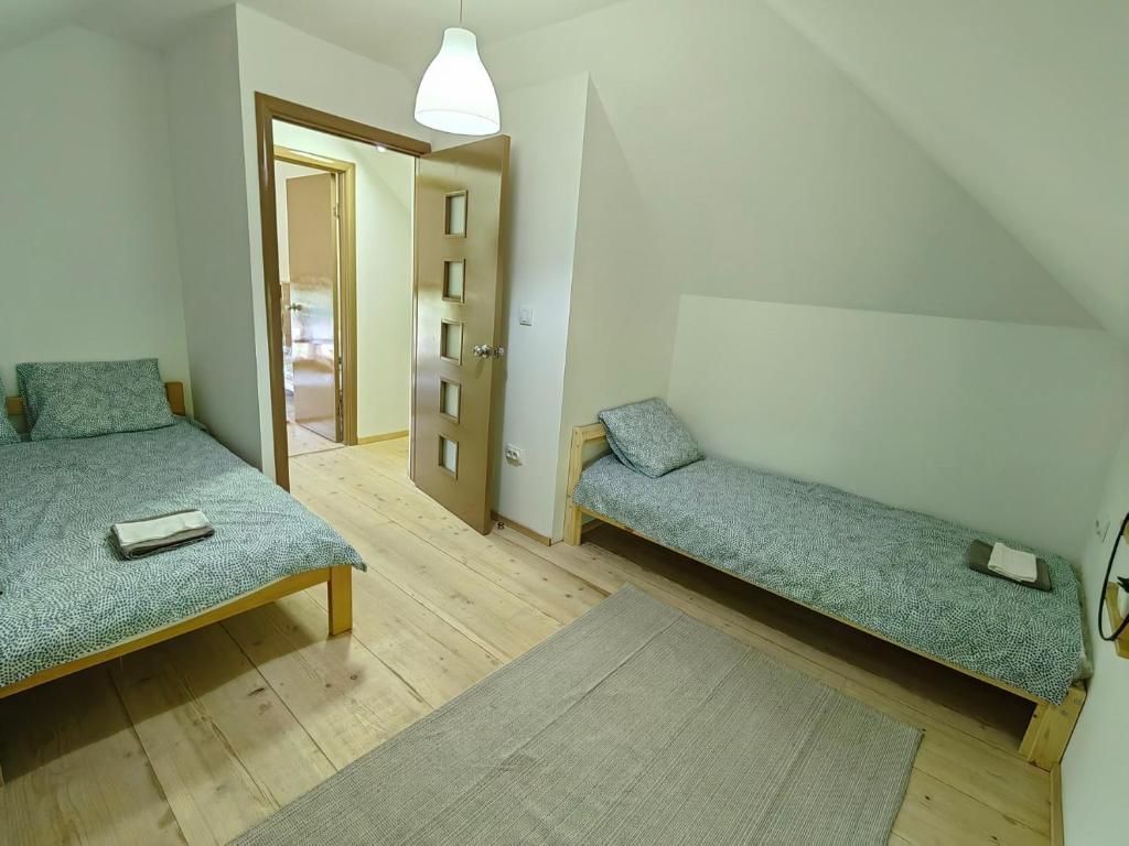 Habitación con 2 camas y pasillo con puerta en Од А до Ш, en TrÅ¡iÄ‡