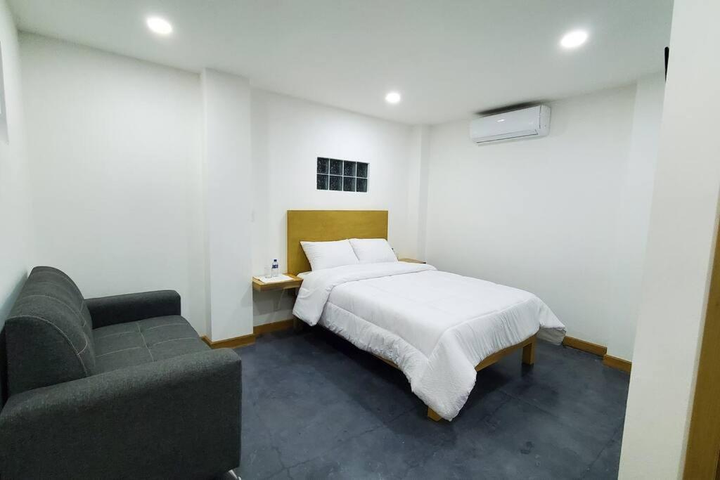 ein Schlafzimmer mit einem Bett und einem Sofa in der Unterkunft Lugar perfecto para descansar.²⁰³ in Fortín de las Flores
