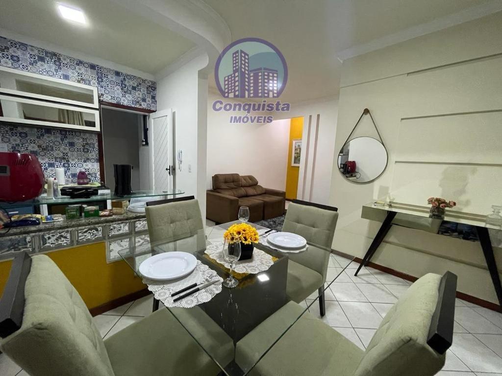 a living room with a glass table and chairs at Apto Conquista Imóveis exclusivo para Booking in Vitória da Conquista
