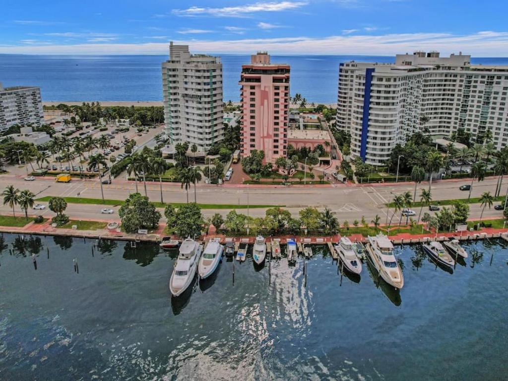 un grupo de barcos atracados en el agua en una ciudad en Modern Ocean View Condo Beach Service Unit 1206, en Miami Beach