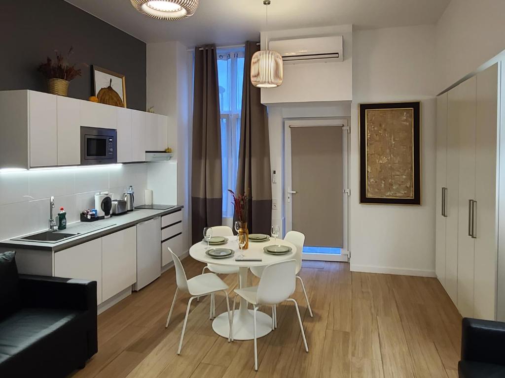 una cucina e un soggiorno con tavolo e sedie di Las Artes Hlius Luxury Apartments a Valencia