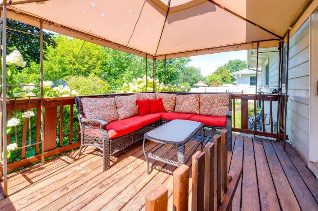 een patio met een bank en een tafel op een terras bij Pet-Friendly Waterloo Abode with Deck! in Waterloo