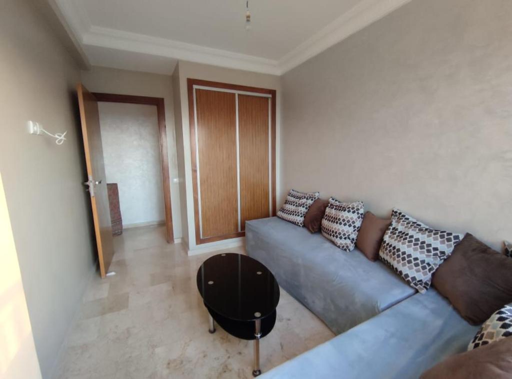 Appartement beau lieu plage Manisman tesisinde bir oturma alanı