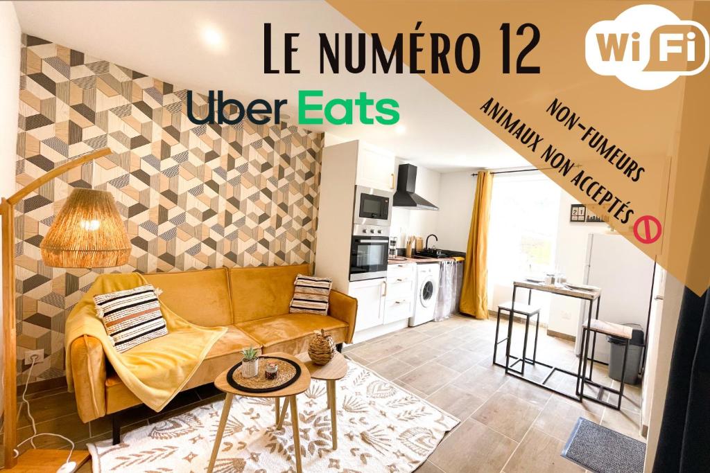 een woonkamer met een gele bank en een keuken bij Le numéro 12 Netflix Wifi in Cherbourg en Cotentin