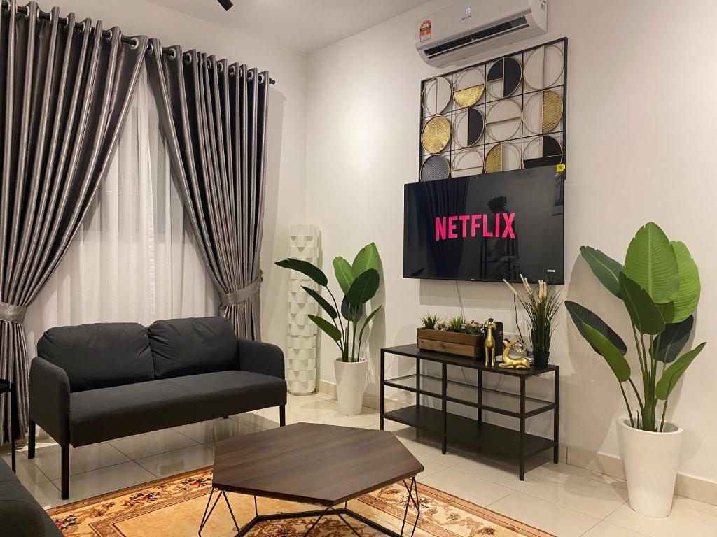 un soggiorno con divano e TV di Reylin Alanis Suite // Free Wifi & Netflix // Airport Shuttle Service a Sepang