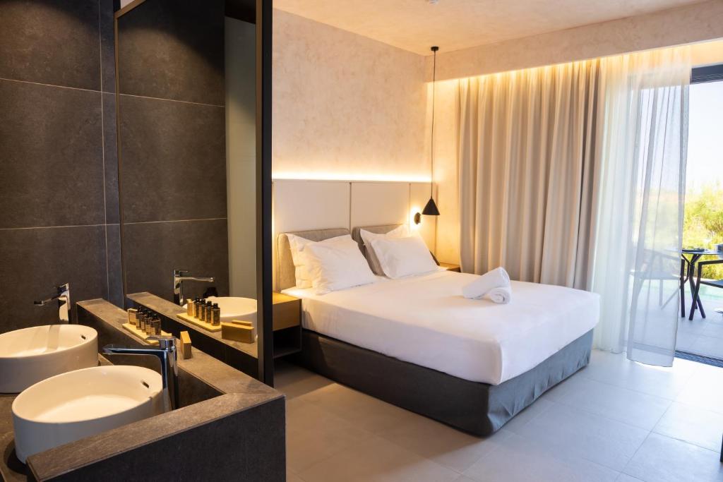 Postel nebo postele na pokoji v ubytování Anasa Luxury Resort