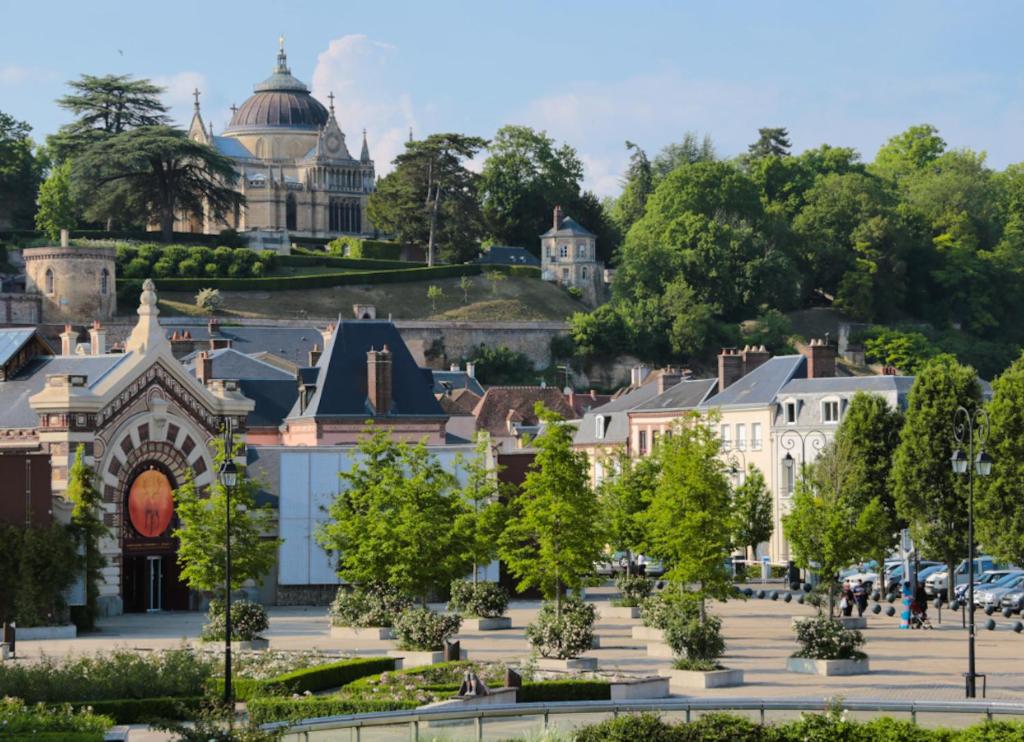 vista su una città con alberi ed edifici di Maison de 3 chambres avec jardin clos et wifi a Dreux a Dreux