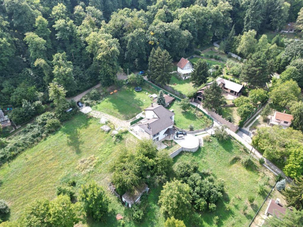uma vista aérea de uma casa com um quintal em Vila Una Fruška gora em Novi Sad
