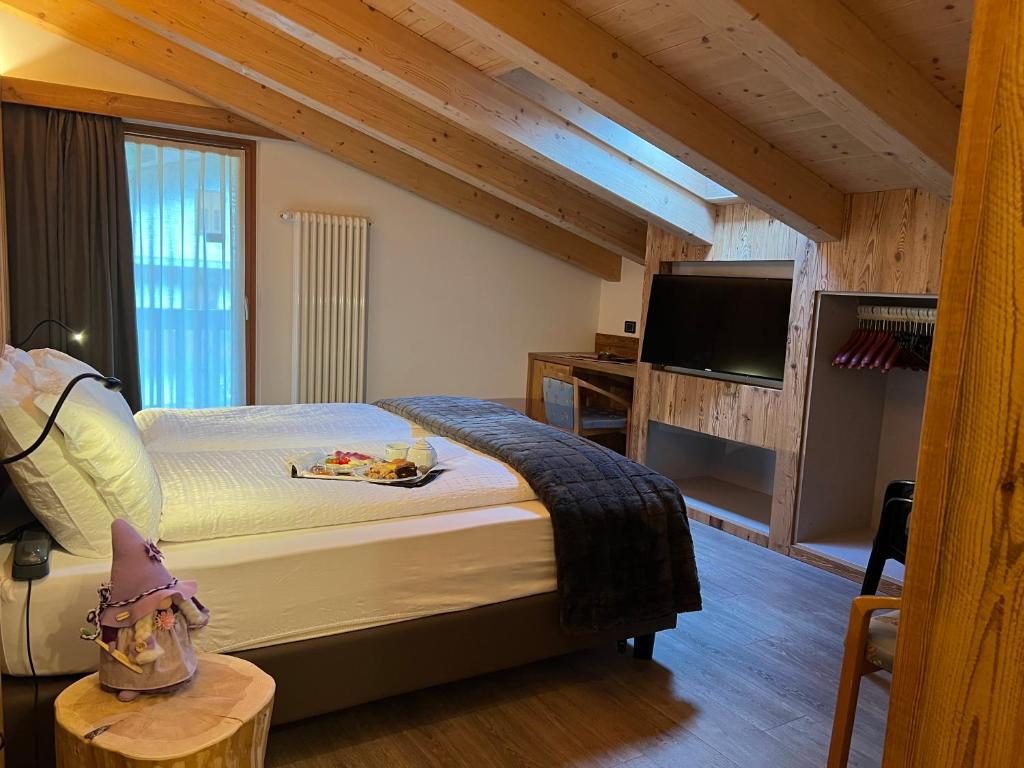 Postel nebo postele na pokoji v ubytování Hotel Ortles Dolomiti Walking & Spa