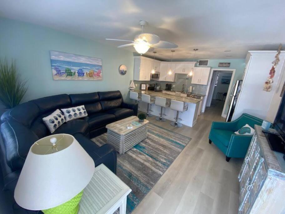 Η κουζίνα ή μικρή κουζίνα στο Beachfront Condo On Quiet Treasure Island- 1 Bed