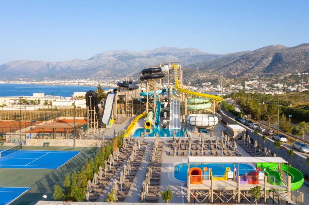 Bazén v ubytování Nana Golden Beach All Inclusive Resort & Spa nebo v jeho okolí