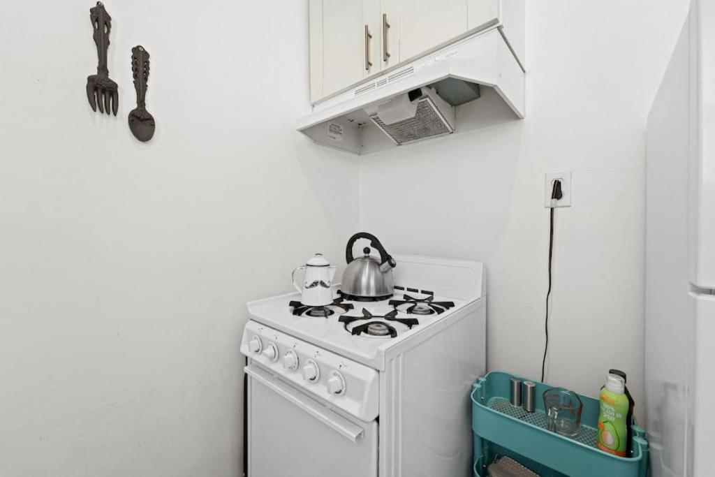 رزرو هتل و هاستل، Sunny Suite on 43 by Rather Be Properties, آژانس هواپیمایی آسمان سپید
