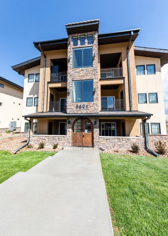 2 Bedroom Fully Furnished Luxury Apartment 304, Colorado Springs