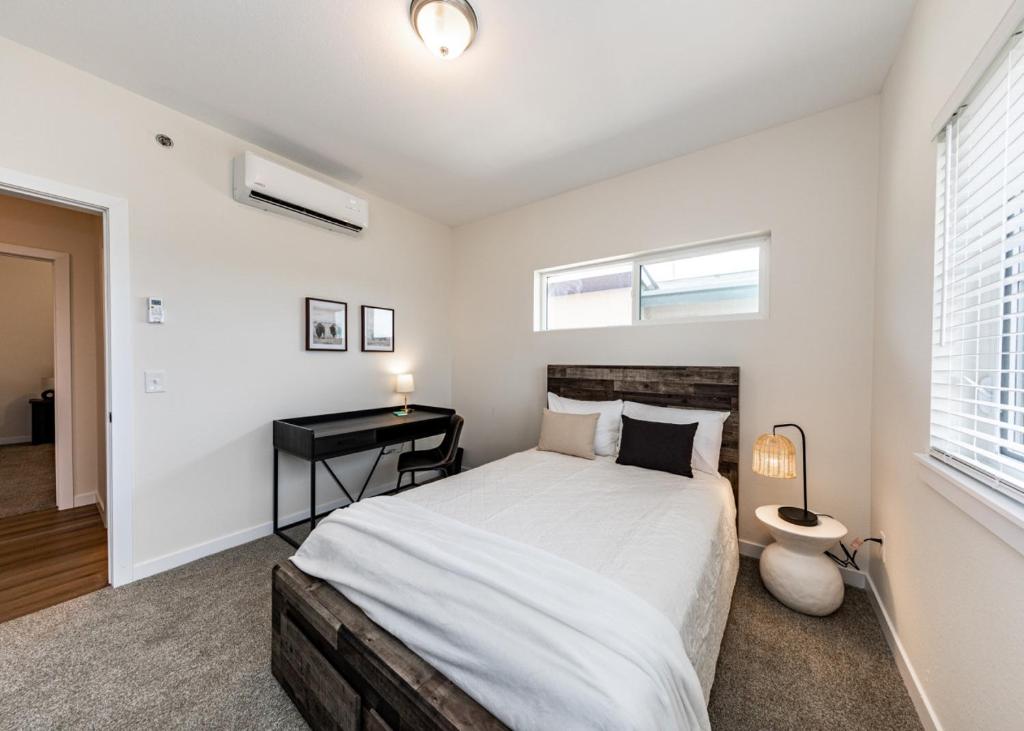 Postel nebo postele na pokoji v ubytování 2 Bedroom Fully Furnished Luxury Apartment 304
