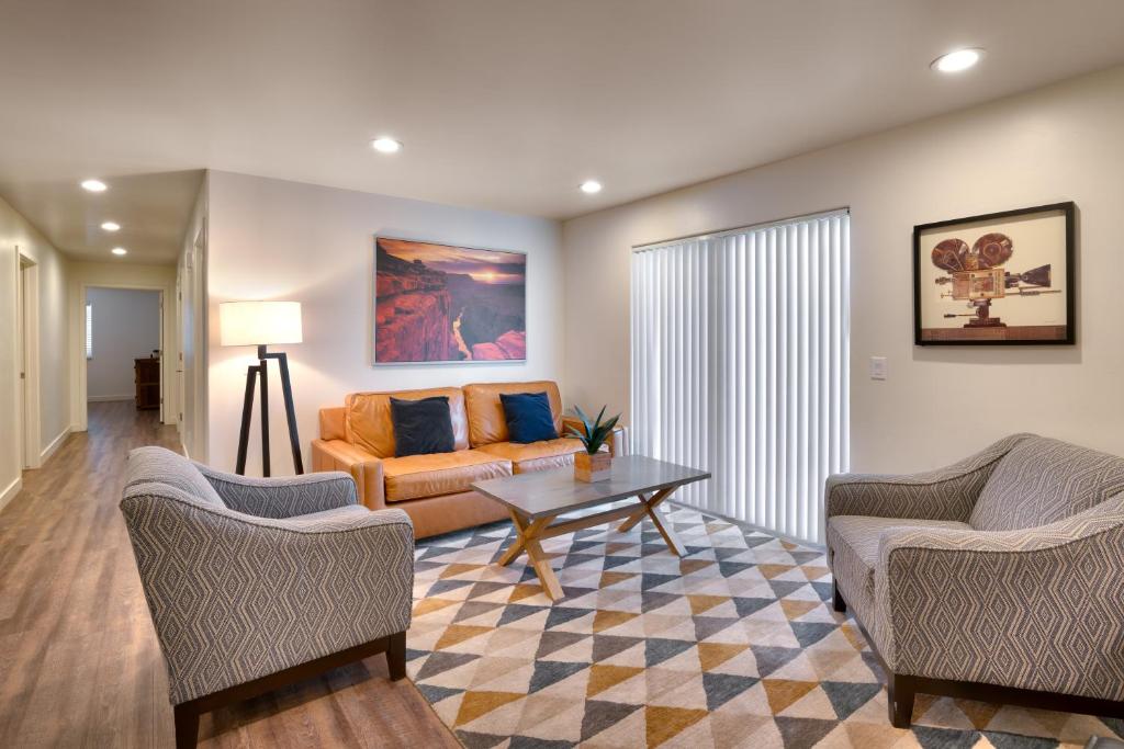 sala de estar con sofá y mesa en 2G New Moab RedCliff Condo, Pool & Hot Tub en Moab