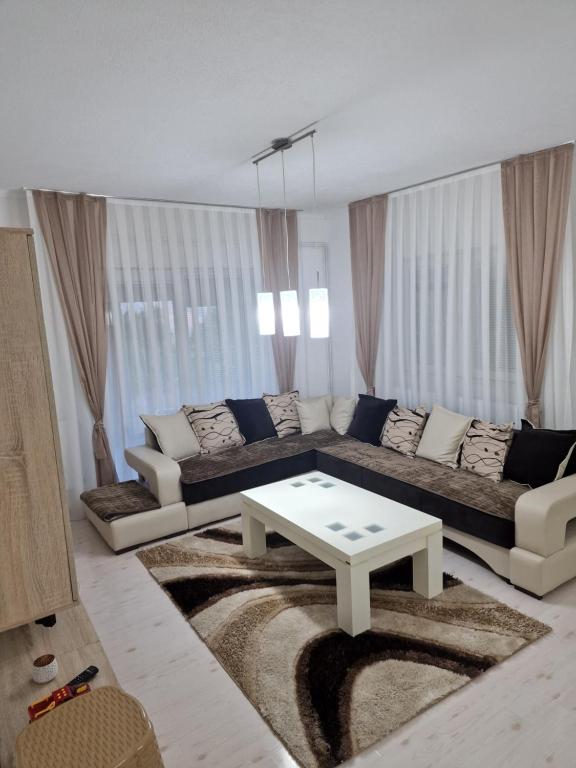 sala de estar con sofá y mesa en Villa Rina, en Bitola