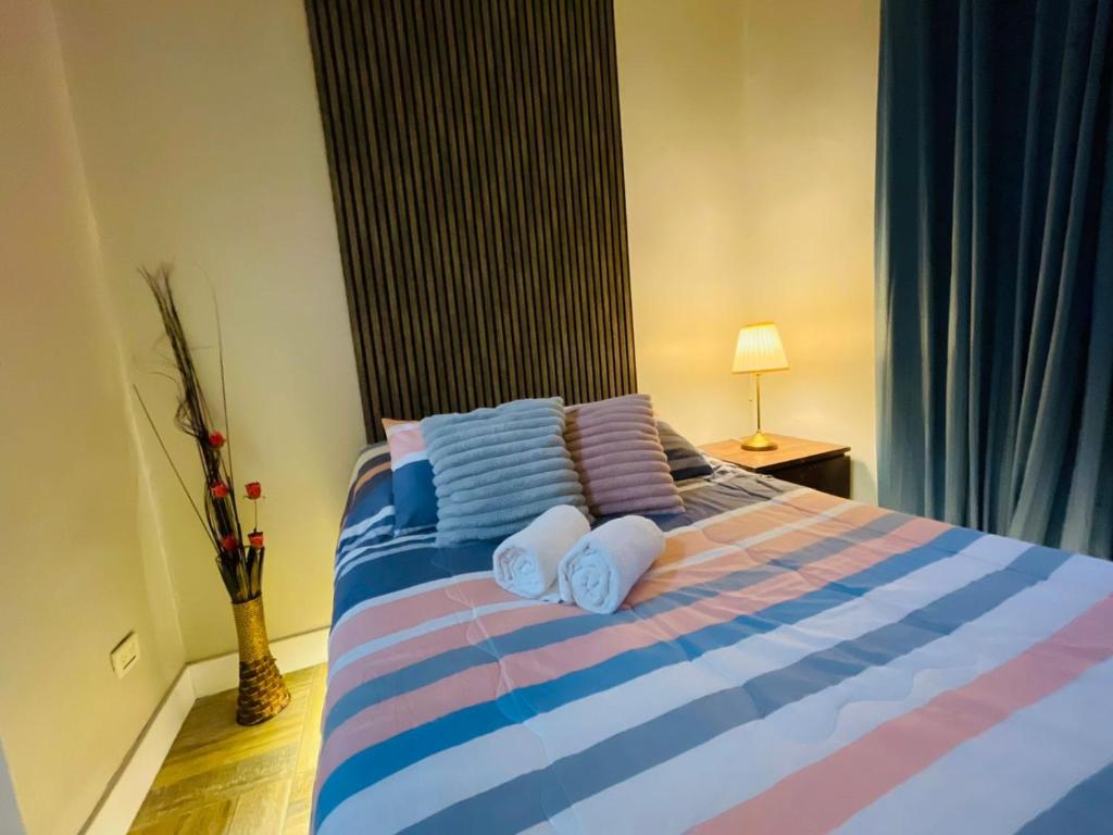 ein Schlafzimmer mit einem Bett mit zwei Kissen in der Unterkunft Tavalero Rooms in Santo Domingo