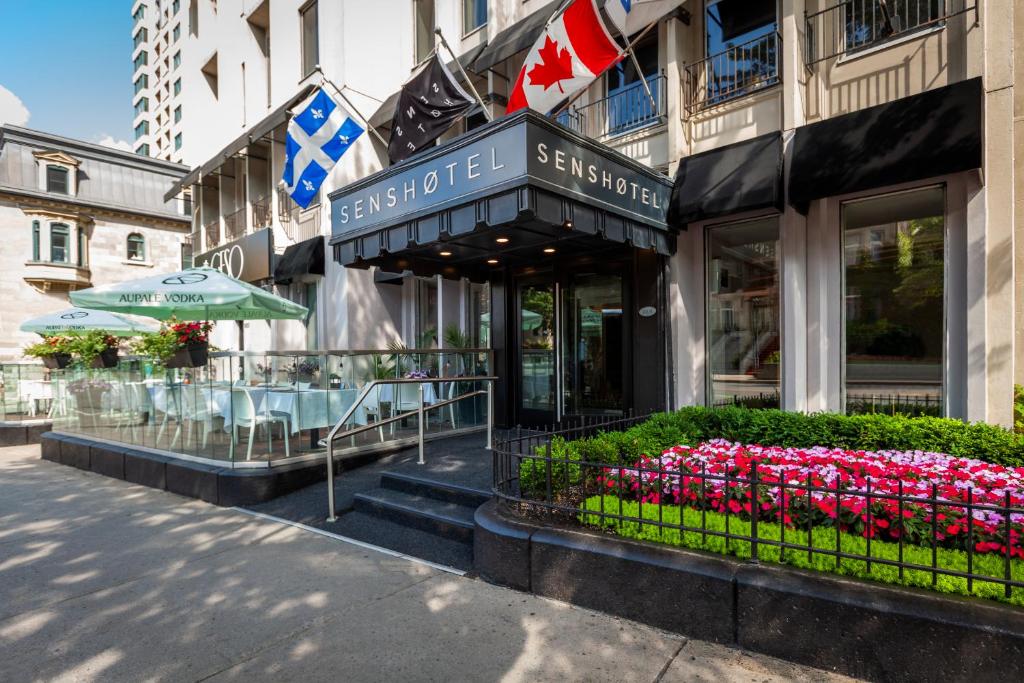 un restaurante con flores frente a un edificio en SENS Høtel, en Montreal