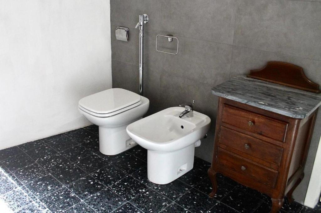 y baño con aseo, bidet y lavamanos. en Blue Room, en Saluzzo