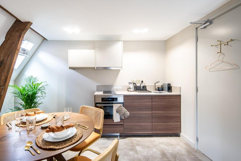 uma cozinha e sala de jantar com mesa e cadeiras em New Family top floor apartment Utopia 10min to Rotterdam central city app5 em Schiedam