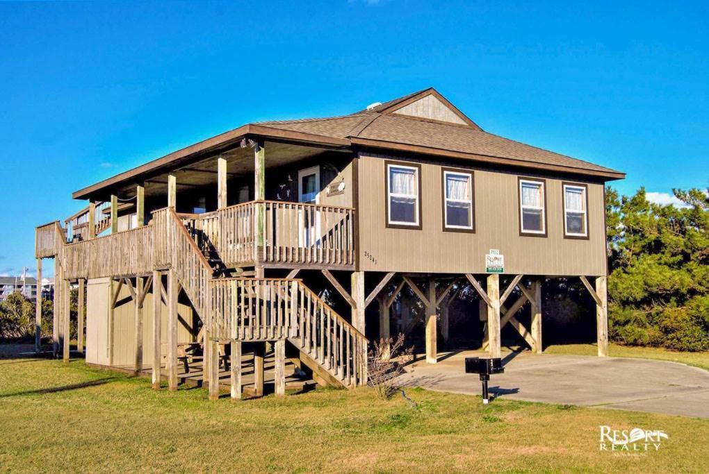 une grande maison avec des escaliers en bois dans une cour dans l'établissement 7102 - Sweet Haven by Resort Realty, à Waves