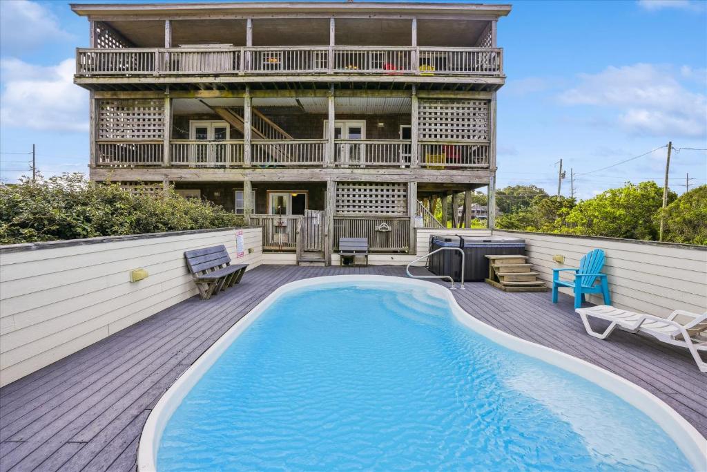 une maison avec une piscine en face d'une maison dans l'établissement 7130 - Sunset Breeze by Resort Realty, à Waves